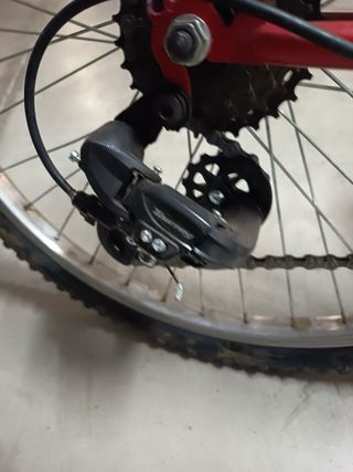 Bicicleta roja y negra niño