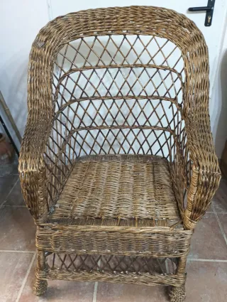 Antiguo sillón de mimbre y madera