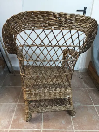 Antiguo sillón de mimbre y madera