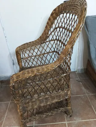 Antiguo sillón de mimbre y madera