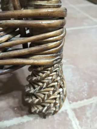 Antiguo sillón de mimbre y madera