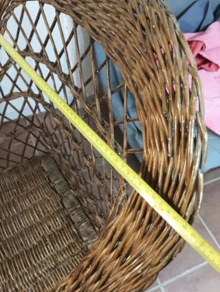 Antiguo sillón de mimbre y madera