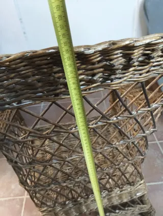 Antiguo sillón de mimbre y madera