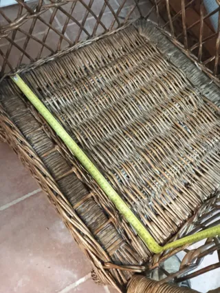 Antiguo sillón de mimbre y madera