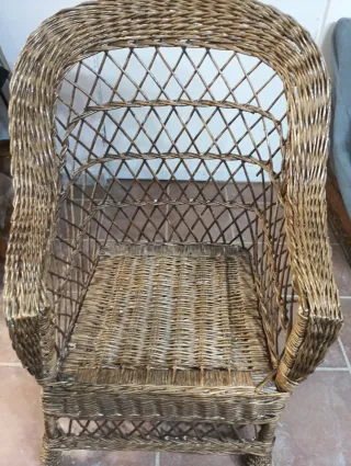 Antiguo sillón de mimbre y madera