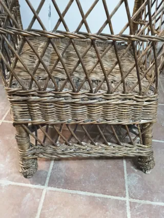 Antiguo sillón de mimbre y madera
