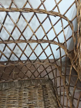 Antiguo sillón de mimbre y madera