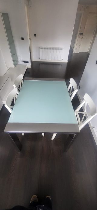 Mesa comedor cristal y sillas blancas
