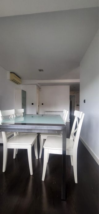 Mesa comedor cristal y sillas blancas