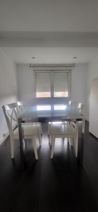 Mesa comedor cristal y sillas blancas