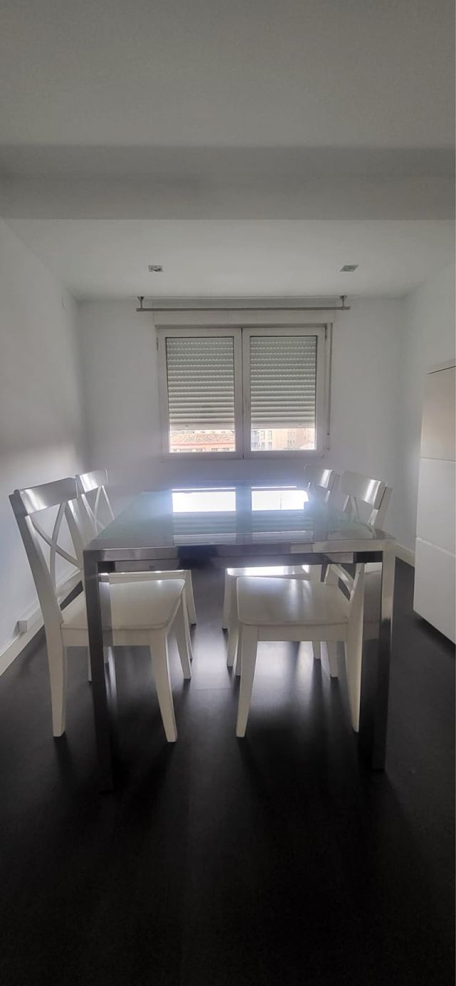 Mesa comedor cristal y sillas blancas