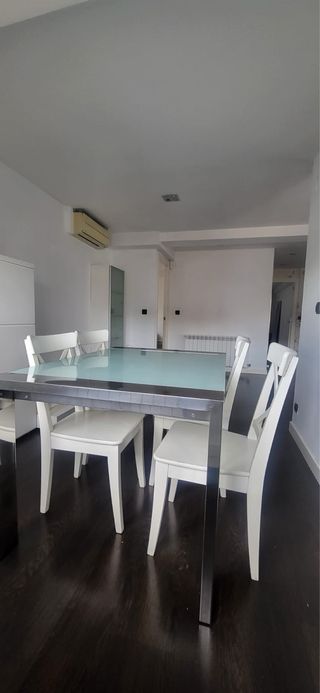 Mesa comedor cristal y sillas blancas