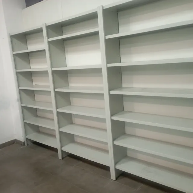 Estanterías metálicas gris claro.