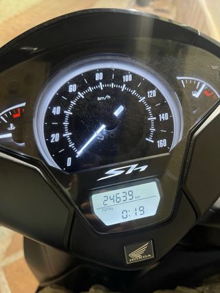 Moto SH 125i Negra Mate año 2017 .  24639 km