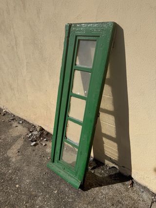 Ventanas antiguas de madera verdes.