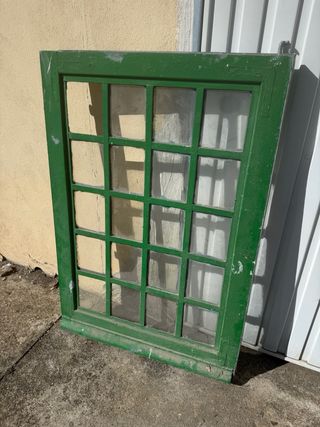 Ventanas antiguas de madera verdes.