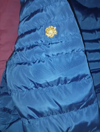 Campera inflable azul con capucha