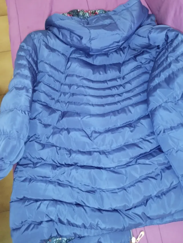 Campera inflable azul con capucha