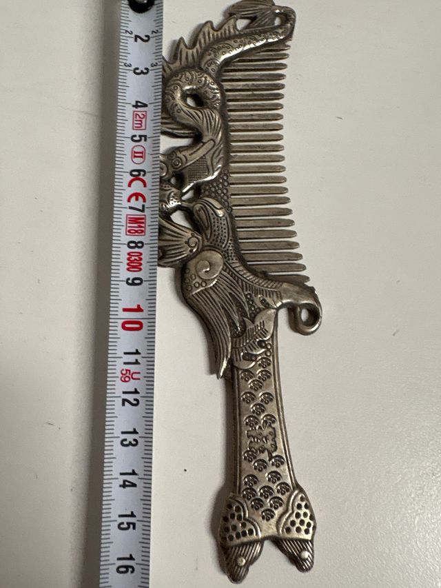 Peine antiguo con dragón plateado