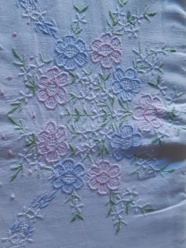 Lençol bordado para cama de 135cm