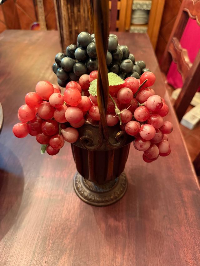Botellero decorativo con uvas