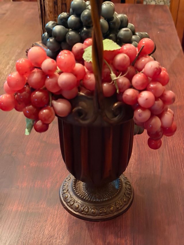 Botellero decorativo con uvas