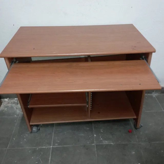 Mesa escritorio madera con ruedas