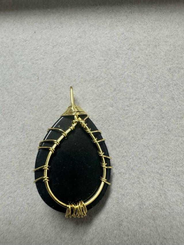 Pingente Pedra Negra com Detalhe Árvore da Vida