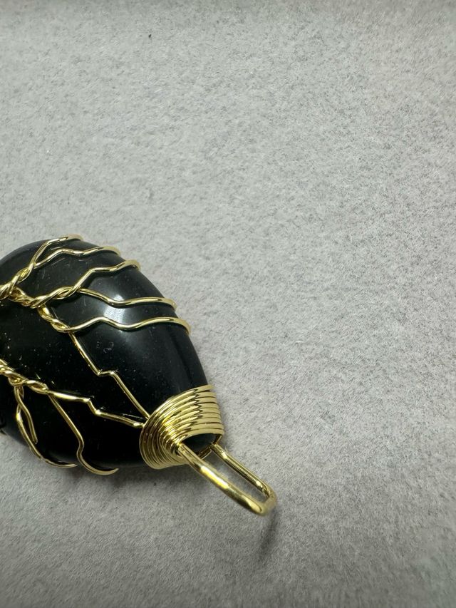 Pingente Pedra Negra com Detalhe Árvore da Vida
