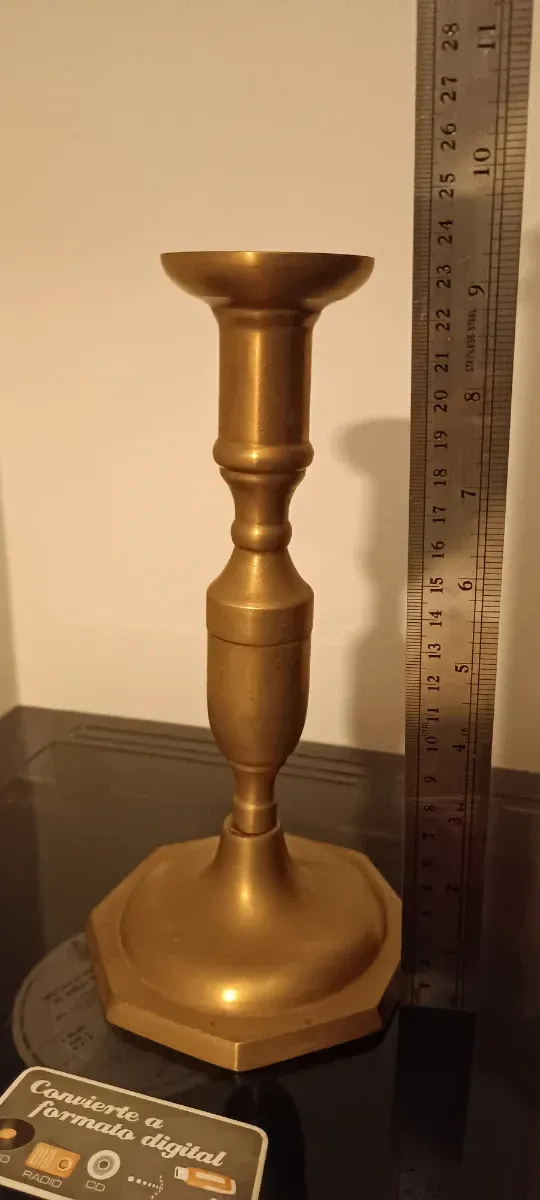 Candelabro de latón fundido.