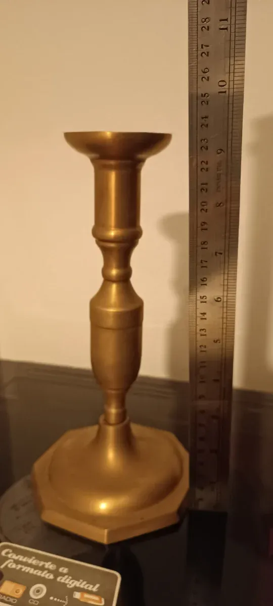 Candelabro de latón fundido.