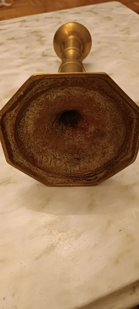 Candelabro de latón fundido.