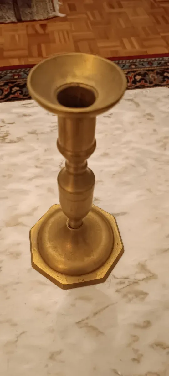 Candelabro de latón fundido.