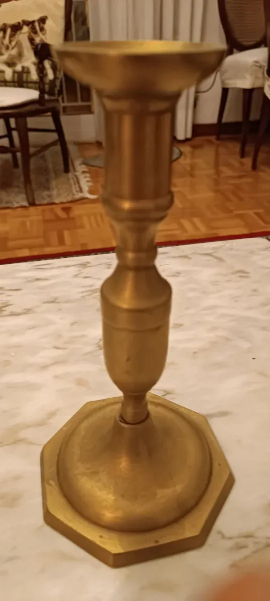 Candelabro de latón fundido.