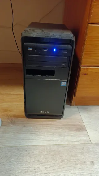 Ordenador Sobremesa y Pantalla HP.