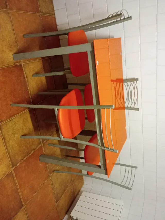 Mesa de cocina naranja y 4 sillas