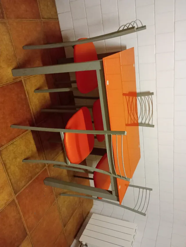Mesa de cocina naranja y 4 sillas