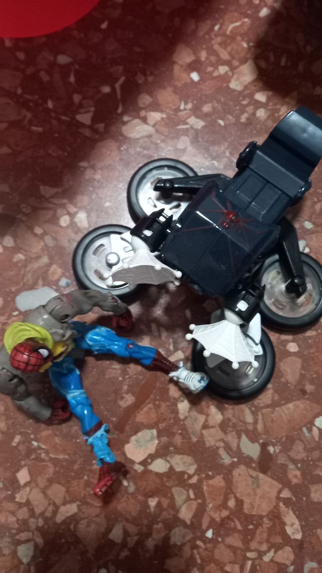 Juguete moto con figura Spiderman