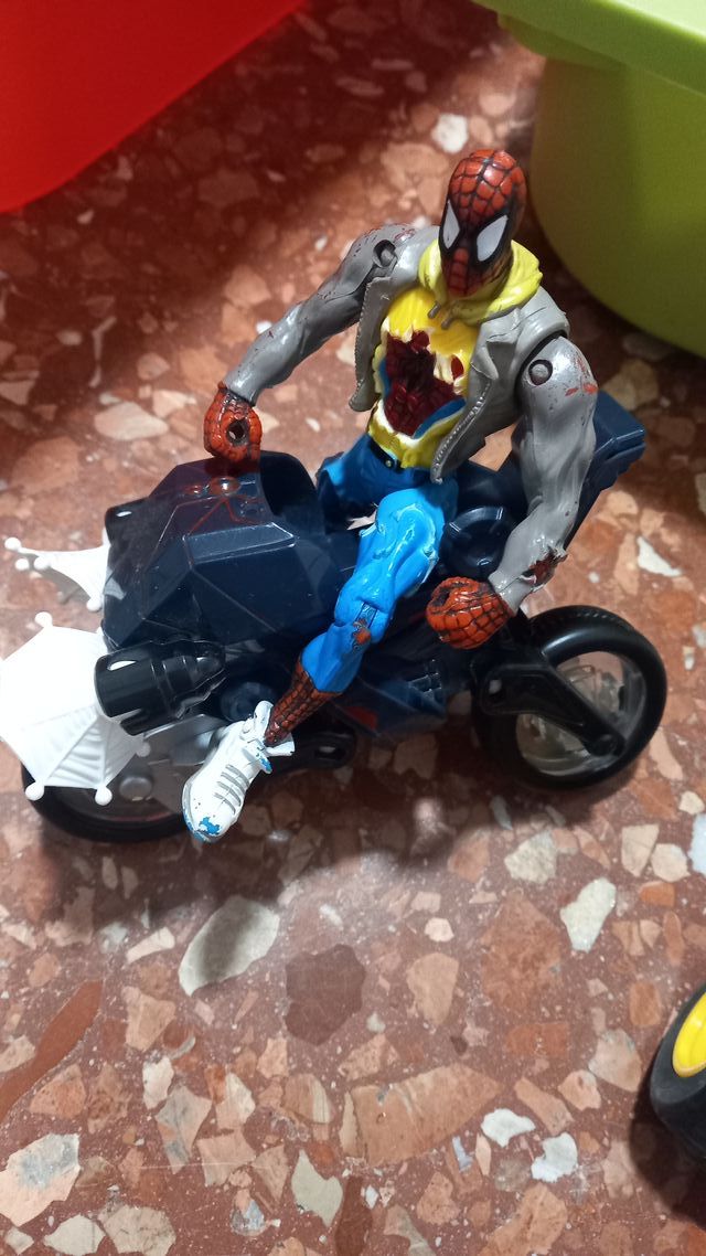 Juguete moto con figura Spiderman