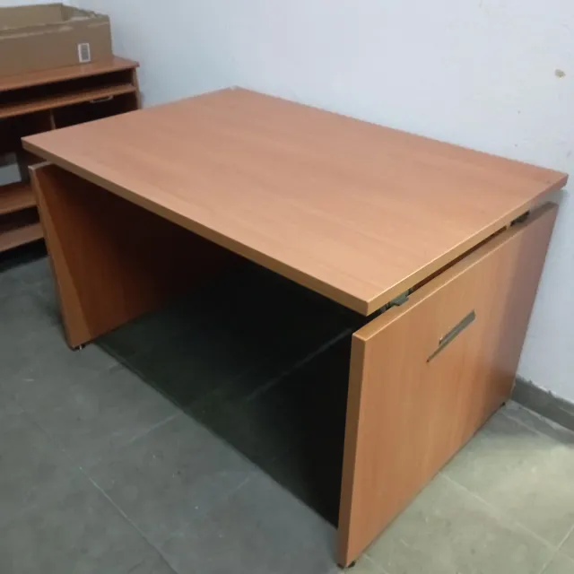 Mesa de despacho de madera