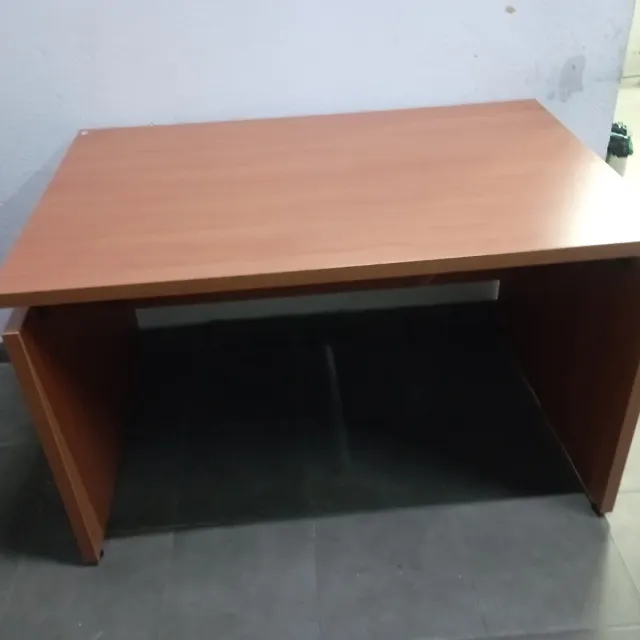 Mesa de despacho de madera