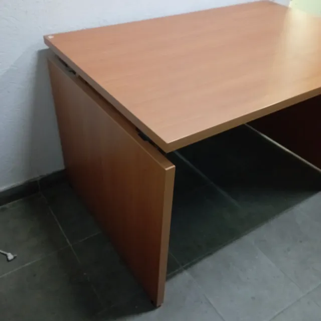 Mesa de despacho de madera