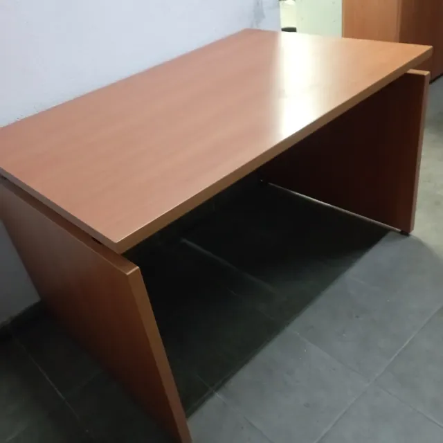 Mesa de despacho de madera