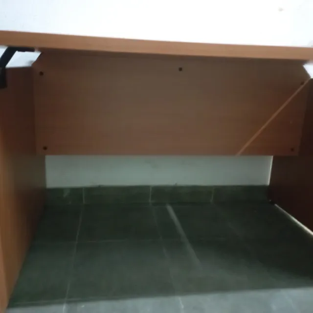 Mesa de despacho de madera