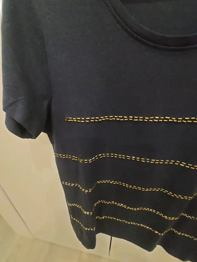 Camiseta Sfera Talla S Detalles Dorados