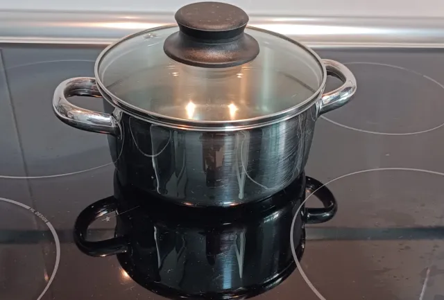 Olla Ikea Negra con Tapa de Cristal