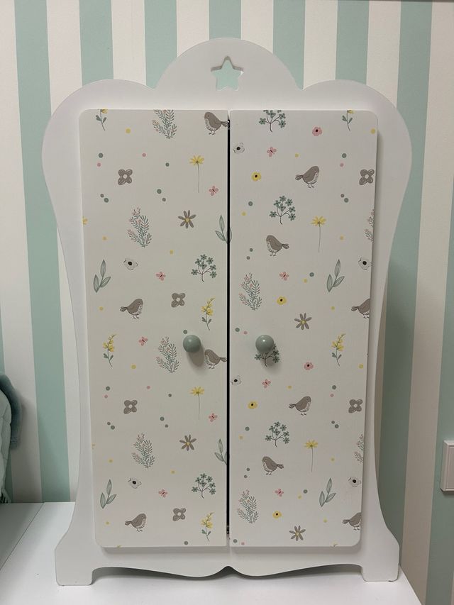 Armario de madera para muñecas