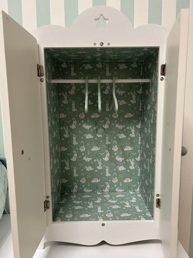 Armario de madera para muñecas