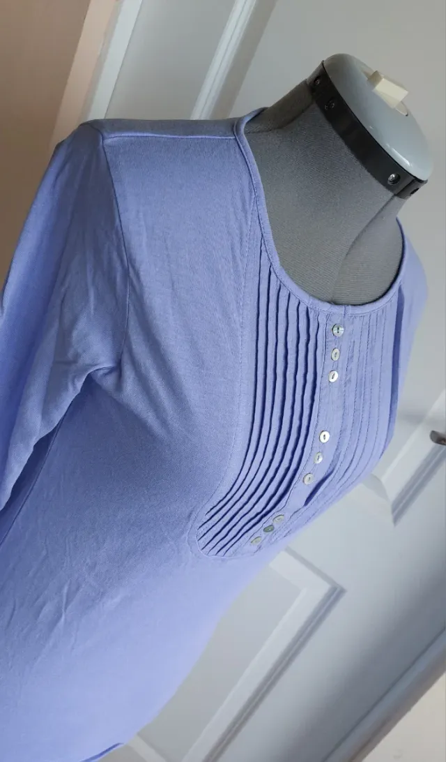 Long sleeved top with pleat front. NEW. M