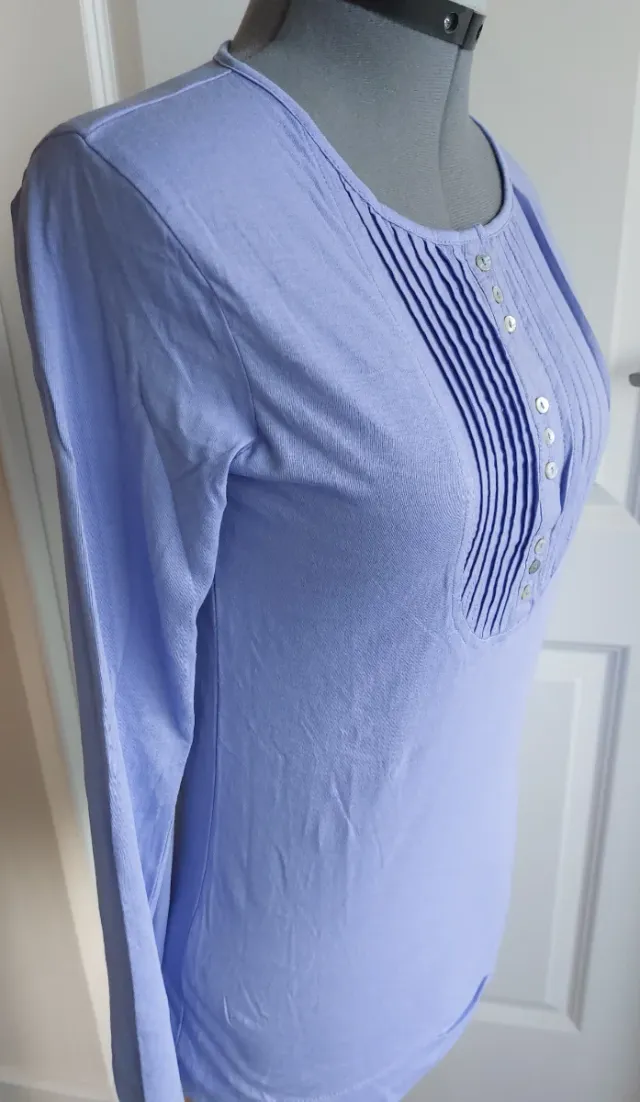 Long sleeved top with pleat front. NEW. M